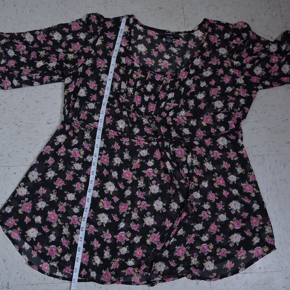 Majora | Black pink and white floral front tie up cropped sleeve blouse - Picture 9 of 10